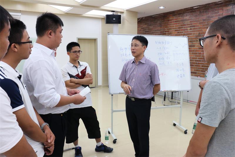 成洪波书记解答学生疑问