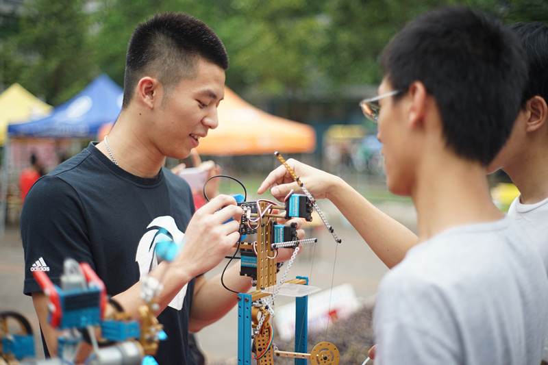 现场学生了解机器人制作情况_副本