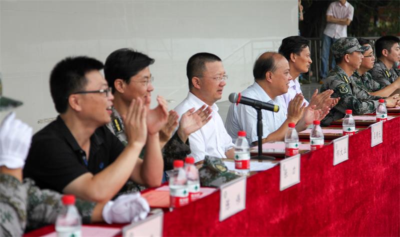 领导肯定同学们在军训中的表现