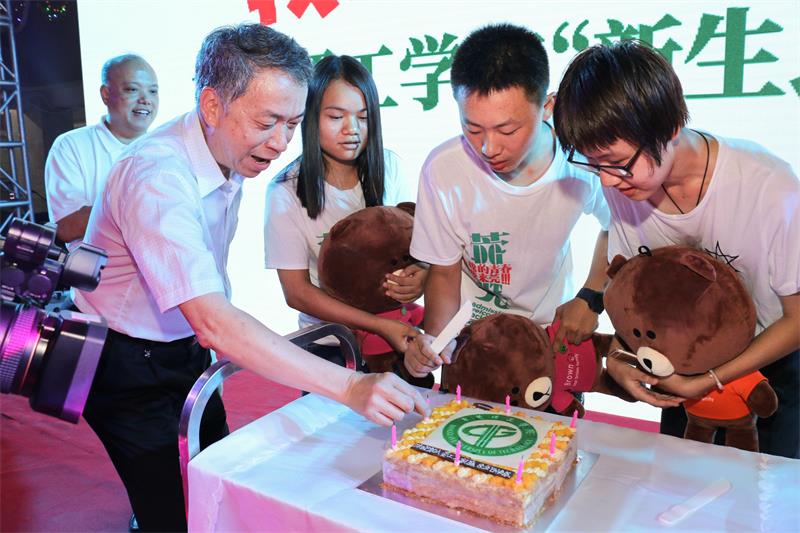 为当晚生日的新生庆祝生日